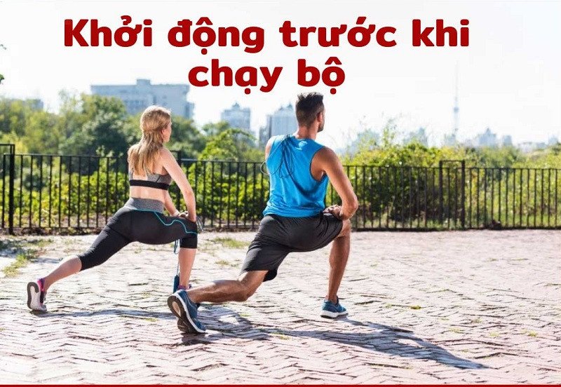 Một người phụ nữ khởi động nhẹ nhàng trước khi đi bộ, nhấn mạnh tầm quan trọng của việc làm ấm cơ thể