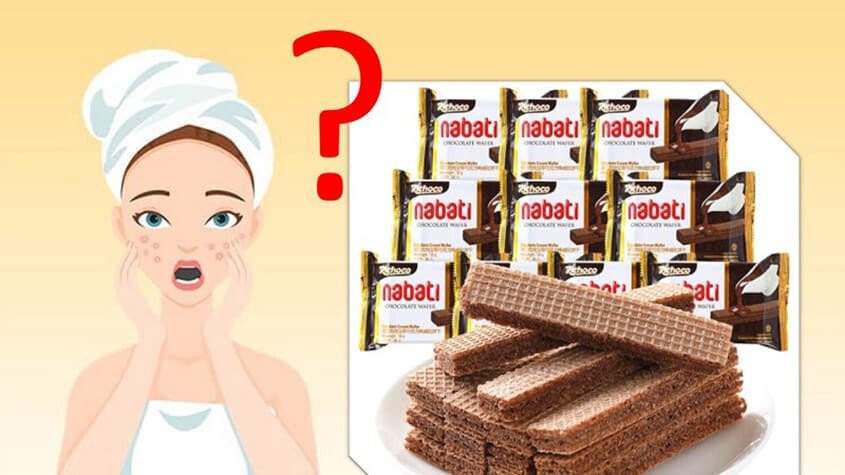 Một người phụ nữ trẻ đang cười tươi rạng rỡ, tượng trưng cho một làn da khỏe mạnh không bị mụn sau khi ăn uống hợp lý