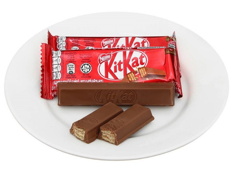 Một người phụ nữ trẻ đang thưởng thức thanh Kitkat, thể hiện sự vui vẻ