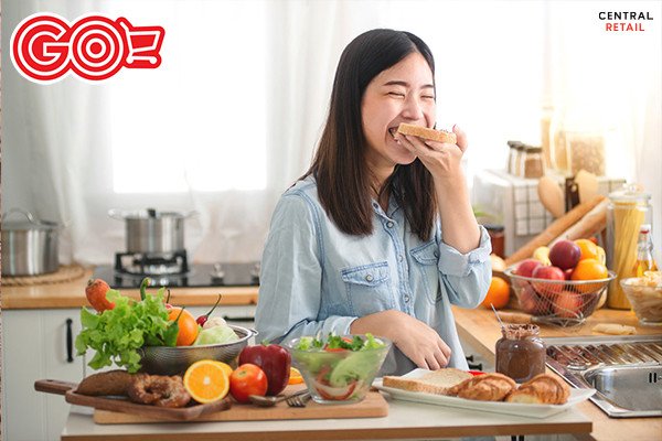 Một người thưởng thức bánh gối kèm đồ uống, minh họa cách tận dụng lợi ích của bánh gối và kiểm soát calo