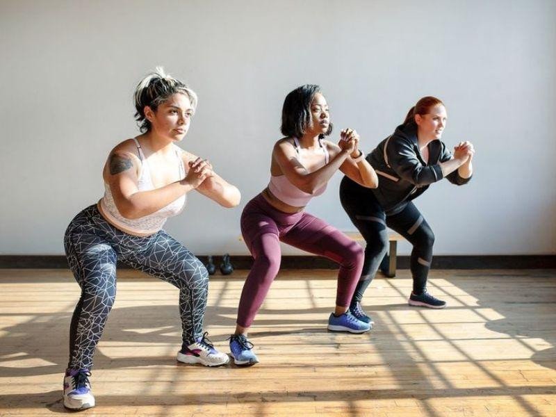 Một nhóm người tập squat thể hiện sự đồng điệu và hiệu quả khi thực hiện 100 cái squat
