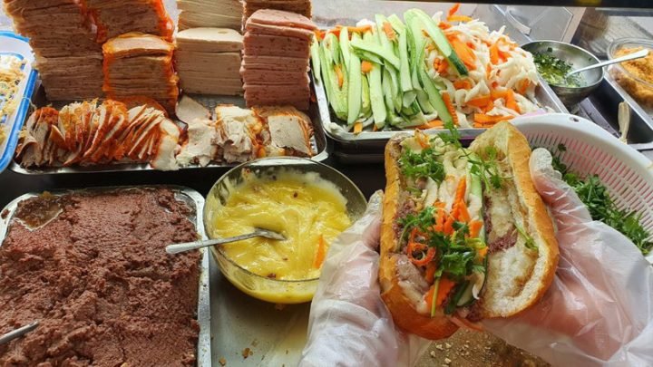Một ổ bánh mì Việt Nam truyền thống với vỏ giòn rụm và nhân đầy đặn, biểu tượng ẩm thực được nhiều người yêu thích.