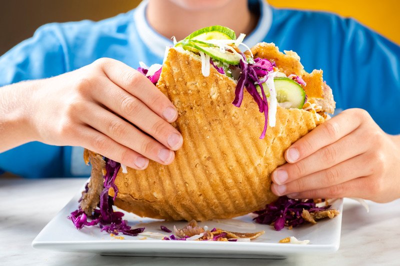 Một phần bánh mì kebab được chế biến lành mạnh với nhiều rau xanh, cân bằng dinh dưỡng và lượng calo phù hợp