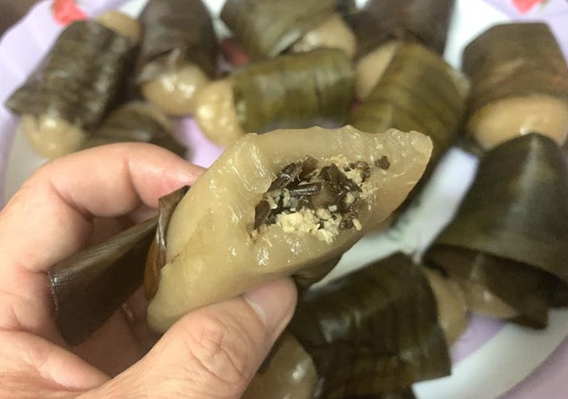 Một phần bánh sắn nướng thơm lừng, ăn kèm dừa nạo