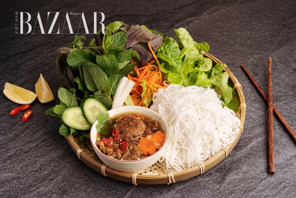 Một phần bún chả thịt nướng chuẩn vị, bao gồm bún, thịt nướng, chả viên và rau sống, liên quan đến thông tin 1 bát bún thịt bao nhiêu calo.