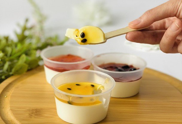 100g Panna Cotta Chứa Bao Nhiêu Calo? Giải Đáp Chi Tiết Một phần panna cotta truyền thống với trái cây mọng, hình ảnh minh họa lượng calo trong 100g panna cotta.