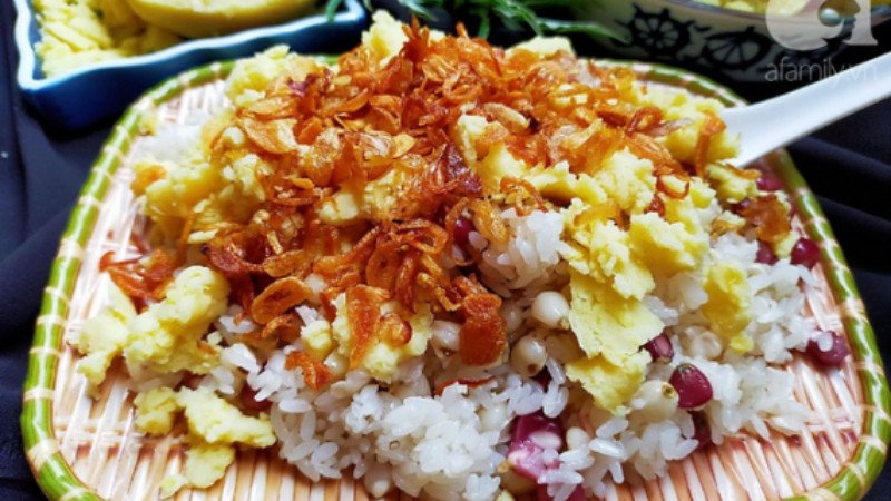 Một phần xôi có nhiều topping phong phú