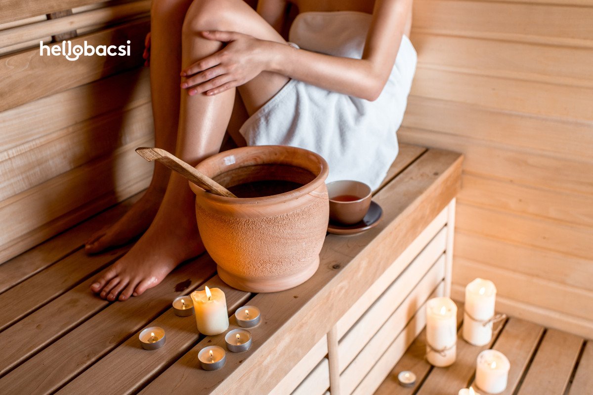 Một phụ nữ đang chăm sóc da mặt bằng phương pháp xông hơi thảo mộc tại nhà