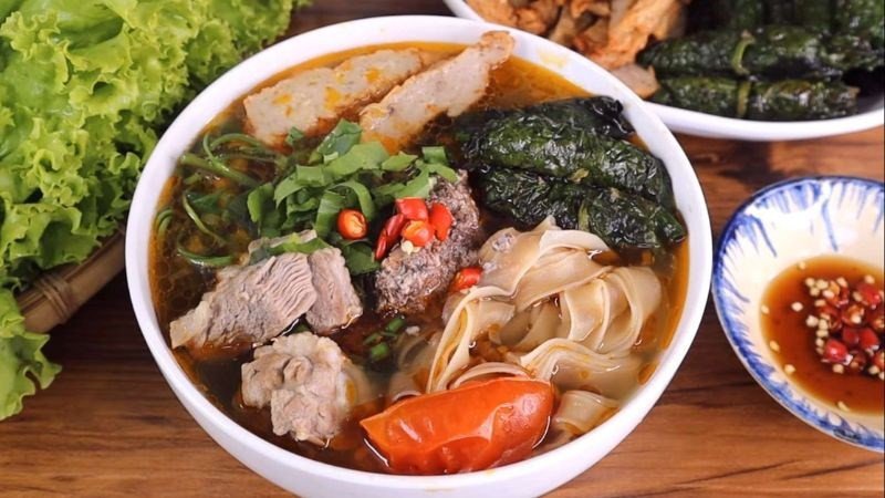 Một tô bánh đa cua Hải Phòng hấp dẫn với màu sắc bắt mắt và nguyên liệu tươi ngon