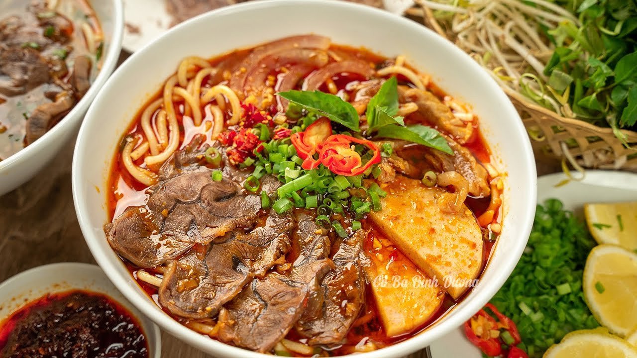 Một tô bún bò đầy đủ dinh dưỡng, thảo luận về việc ăn bún bò có gây tăng cân không và cách kiểm soát lượng calo