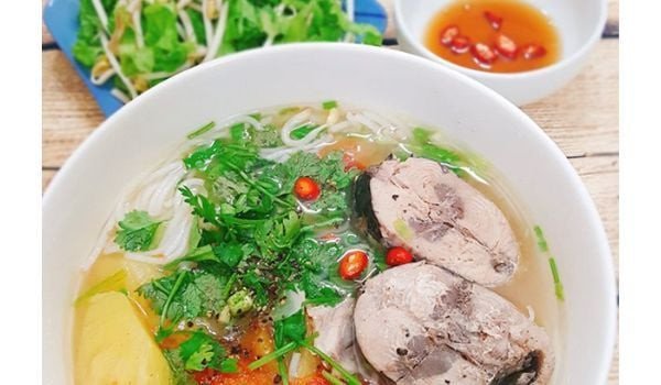 Một tô bún cá ngừ Nha Trang nóng hổi, đầy đặn với cá ngừ, rau sống và nước dùng trong vắt.