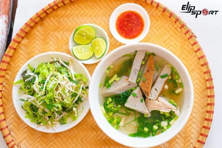 Một tô bún chả cá thơm ngon, đầy đủ dinh dưỡng
