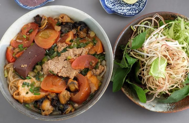 Một tô bún riêu cua thơm ngon hấp dẫn, chứa nhiều calo bún riêu