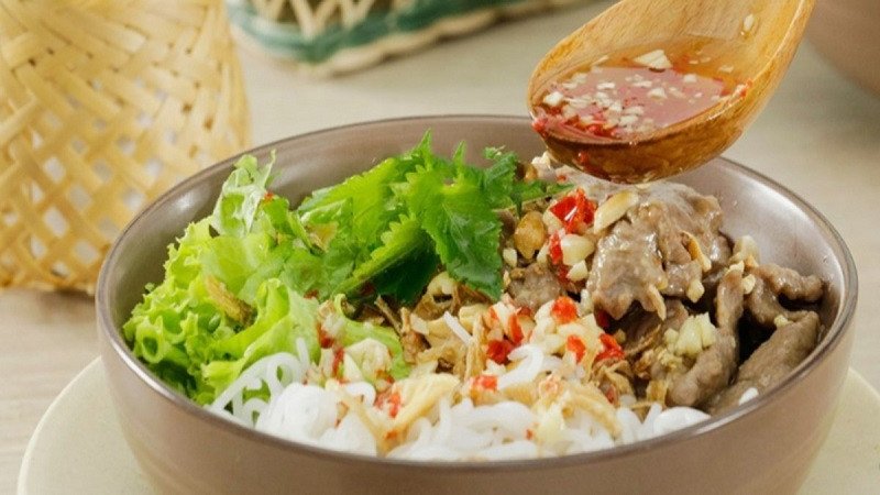 Một tô bún thịt nướng hấp dẫn, minh họa cho lượng calo tổng thể của món ăn