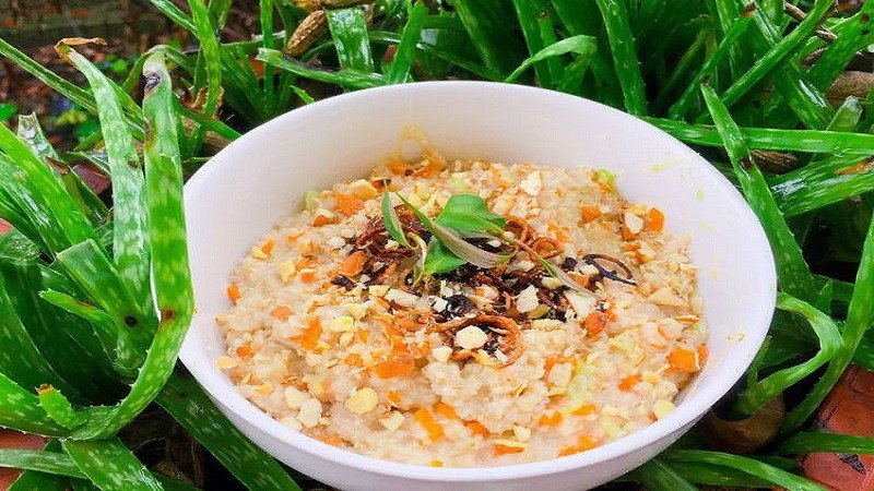 Một tô cháo yến mạch nóng hổi với các loại hạt và trái cây