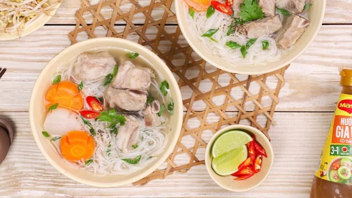 Một tô hủ tiếu đầy đặn với sợi bánh mềm, thịt, tôm và rau xanh tươi