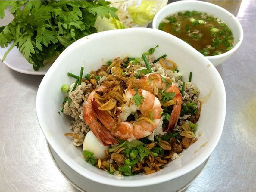 Một tô hủ tiếu khô đầy đủ topping hấp dẫn