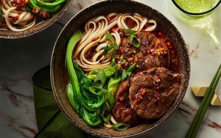 Một tô mì bò Đài Loan nóng hổi với sợi mì dai, thịt bò mềm và nước dùng đậm đà, minh họa cho hương vị đặc trưng của món ăn.