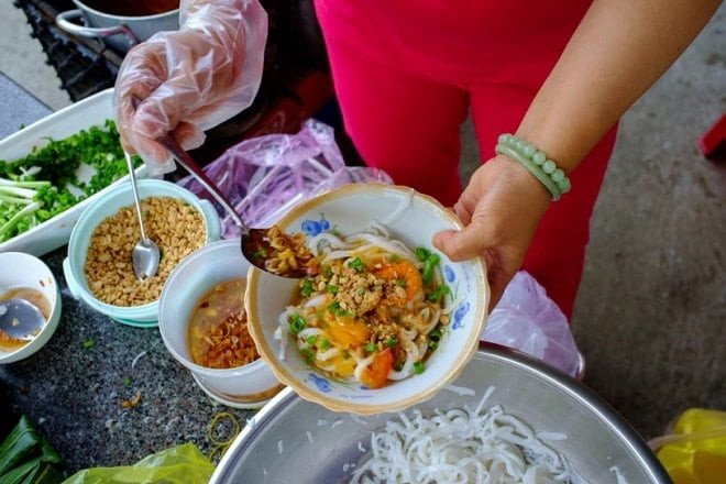 Một tô mì Quảng Phú Chiêm nóng hổi, đầy đặn, thu hút mọi ánh nhìn