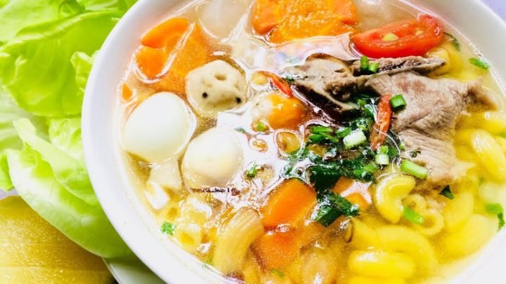 Giải Đáp Nui Xương: Một Tô Nui Bao Nhiêu Calo Chuẩn? Một tô nui xương nóng hổi với các loại topping hấp dẫn, minh họa câu hỏi tô nui bao nhiêu calo.
