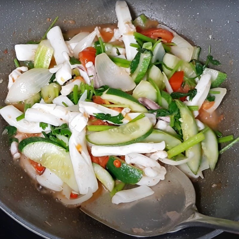 Mực 1 nắng đang được xào chín cùng rau củ