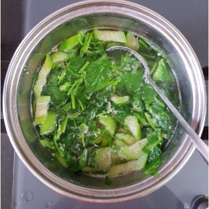 Múc canh cua rau mồng tơi ra tô, riêu cua nổi hấp dẫn