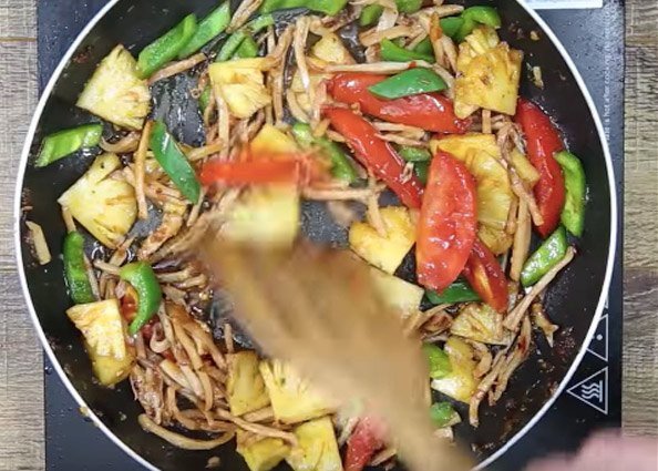 Mực khô xào dứa ớt chuông cà chua cần tây