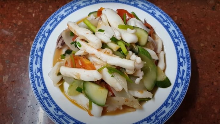 Mực một nắng xào cà chua dưa leo hấp dẫn