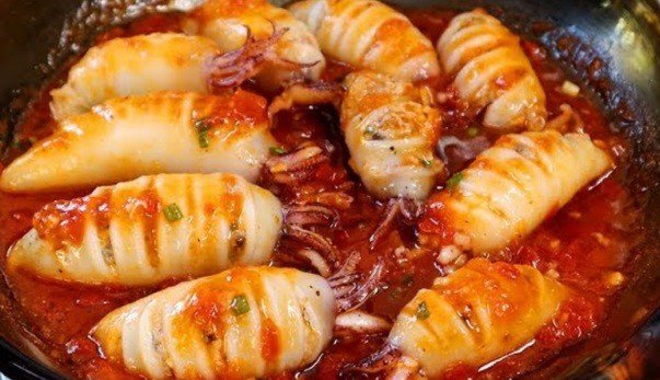 Mực nhồi thịt đang sốt cà chua, thấm đẫm hương vị chua ngọt
