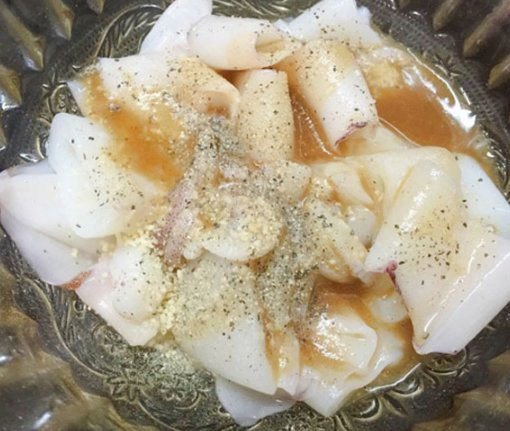 Mực ống đang ướp gia vị