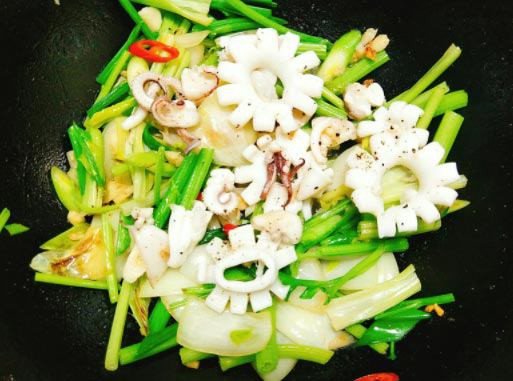 Mực ống xào cần tây trên đĩa