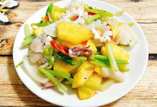 Mực ống xào dứa trên đĩa