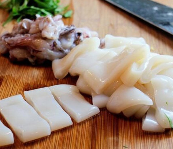 Mực tươi đã làm sạch thái miếng nhỏ sẵn sàng ướp