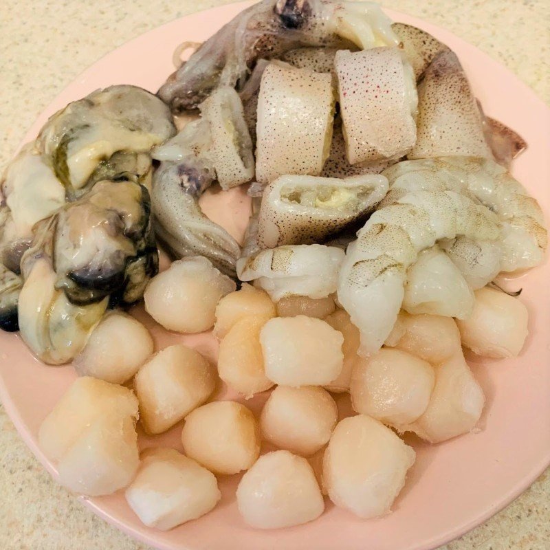 Mực tươi đang được cắt khúc