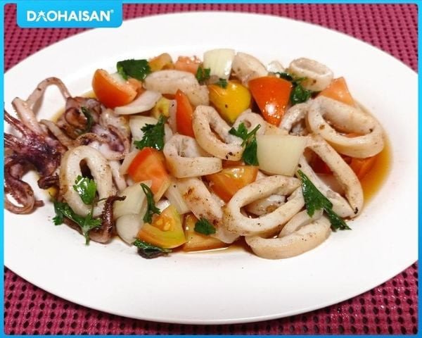 Mực xào dứa cà chua hấp dẫn, màu sắc bắt mắt