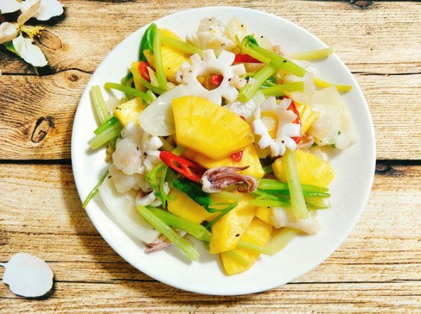 Mực xào dứa cần tây nóng hổi với màu sắc đẹp mắt