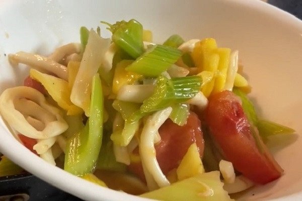 Mực xào khóm dưa leo