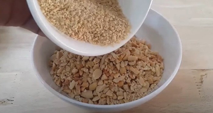Muối mè đậu phộng giã cùng để rắc lên xôi ăn kèm