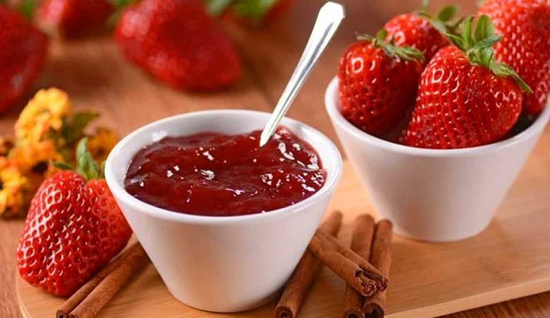 Mứt dâu tây homemade màu đỏ đẹp mắt, sẵn sàng ăn với bánh mì