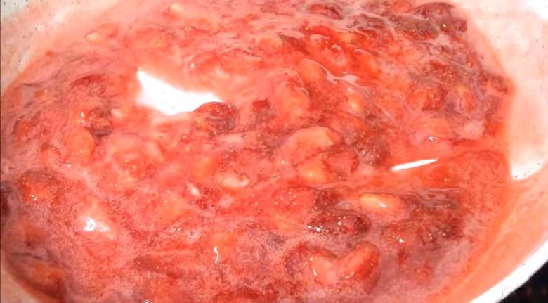 Mứt dâu tây sánh mịn đã sên xong trong chảo