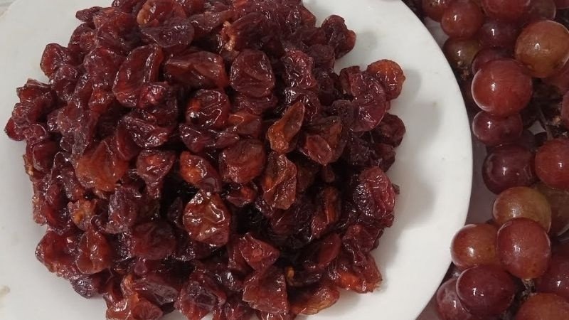 Mứt nho khô dẻo thơm, một món ăn vặt hấp dẫn từ nho ngón tay