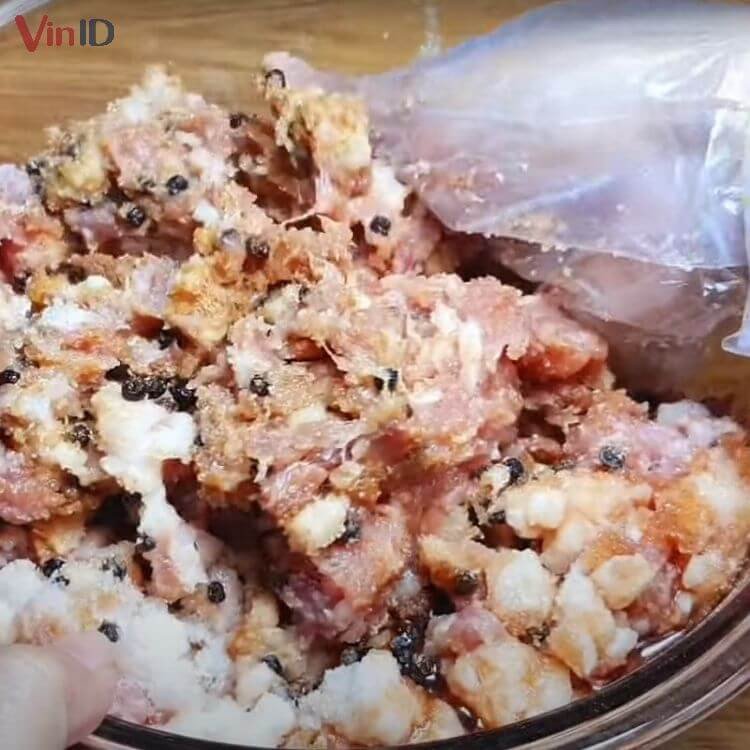 Nạc heo cắt hạt lựu rồi ướp gia vị