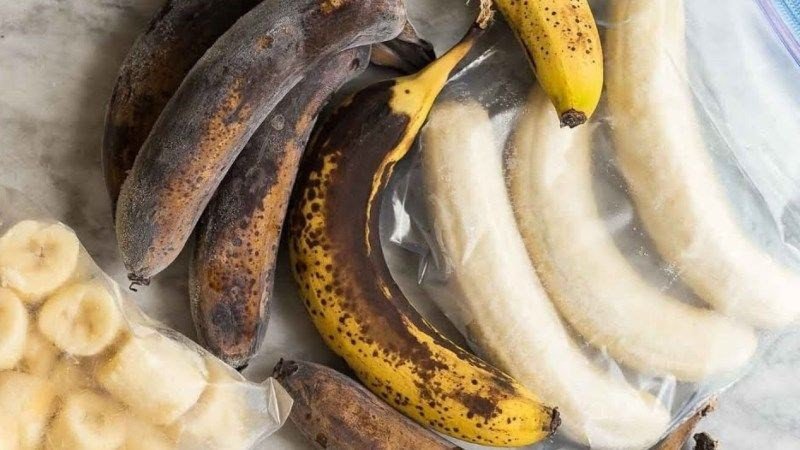 Nải chuối chín vàng trên bàn