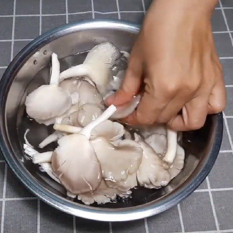 Nấm bào ngư và cà rốt đã sơ chế