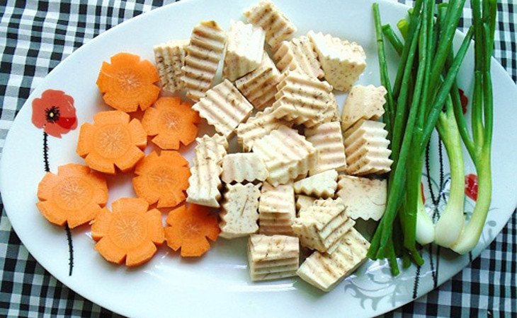 Nấm hương, nấm kim châm và đậu phụ chuẩn bị cho lẩu vịt om sấu