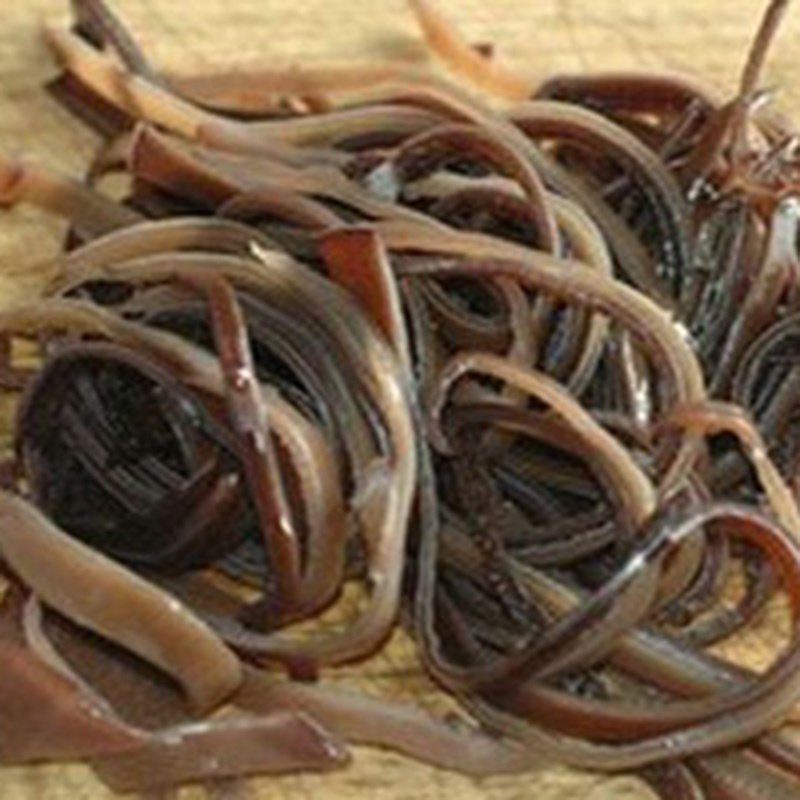 Nấm hương và mộc nhĩ đã ngâm nở, thái sợi để nấu thịt đông ngon