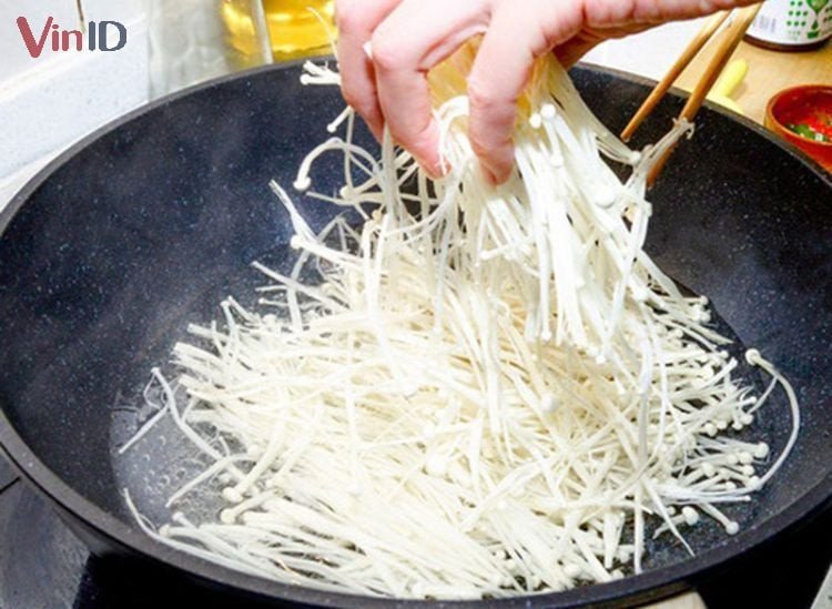 Nấm kim châm trắng tươi đang được luộc sơ để giữ độ giòn