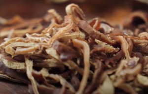 Nấm mèo đã thái sợi nhỏ để chuẩn bị làm chả giò khoai môn thịt