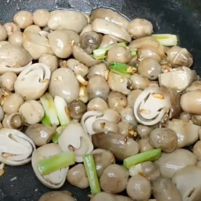 Nấm rơm được xào sơ với hành tỏi phi thơm, tăng hương vị cho món cháo cá mú
