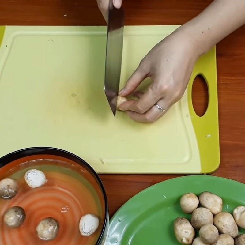 Nấm rơm, hành lá và ớt đã được sơ chế sạch sẽ